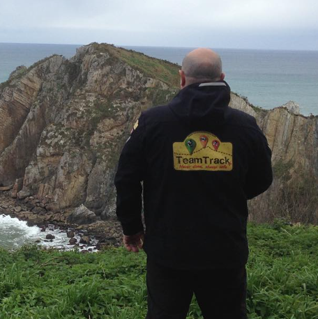 Serafín Moral, de espaldas frente al mar, con la chaqueta de TeamTrack